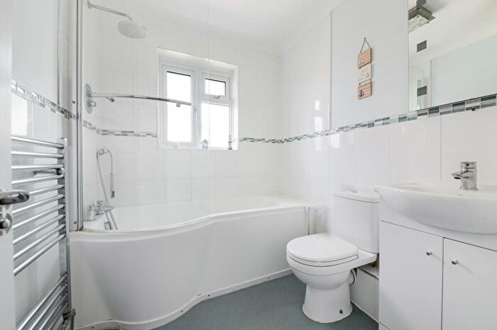 4 Bedroom Detached House For Sale In Walnut Grove, Banstead, SM7