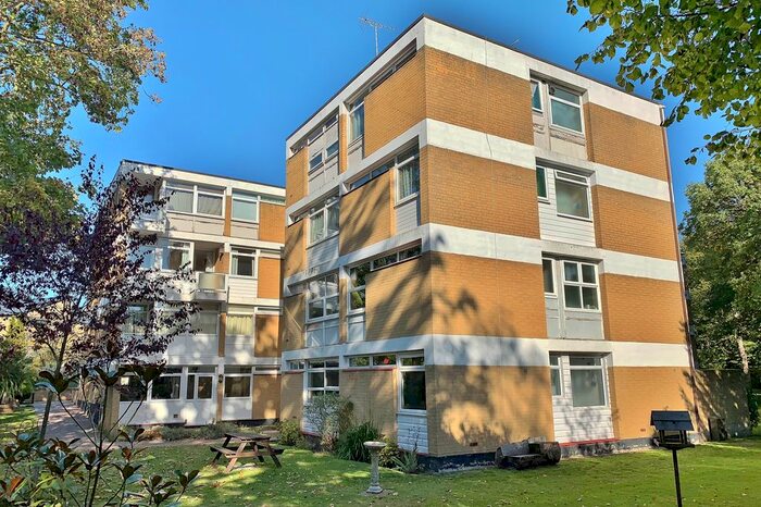 2 Bedroom Flat To Rent In Park View Court, Woking, Surrey, GU22