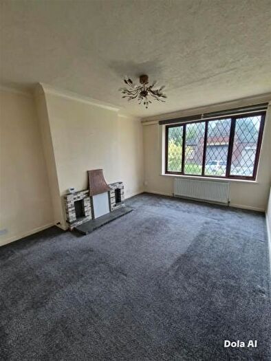 4 Bedroom Semi Detached Bungalow To Rent In Oozewood Road, Royton, Oldham, OL2