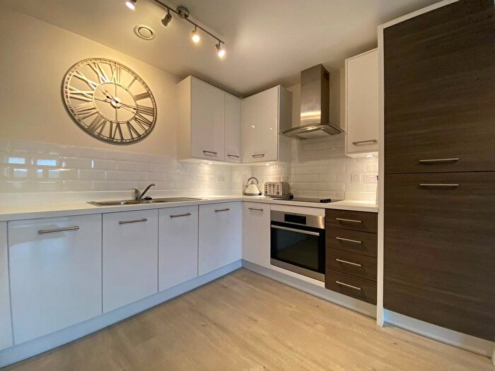 2 Bedroom Flat To Rent In Fleming Place, Bracknell, Berkshire, RG12