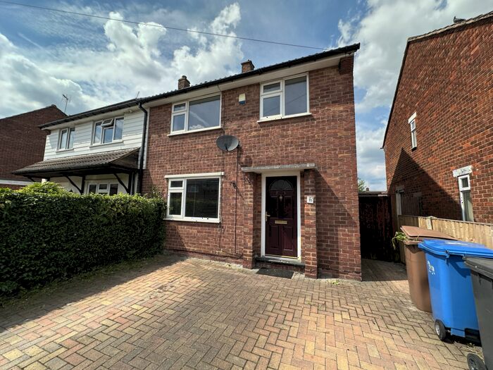 3 Bedroom Semi-Detached House To Rent In Coniston Road, NG10