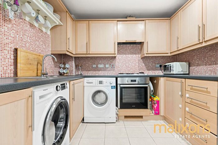3 Bedroom Flat For Sale In Gleneagle Road, London, SW16