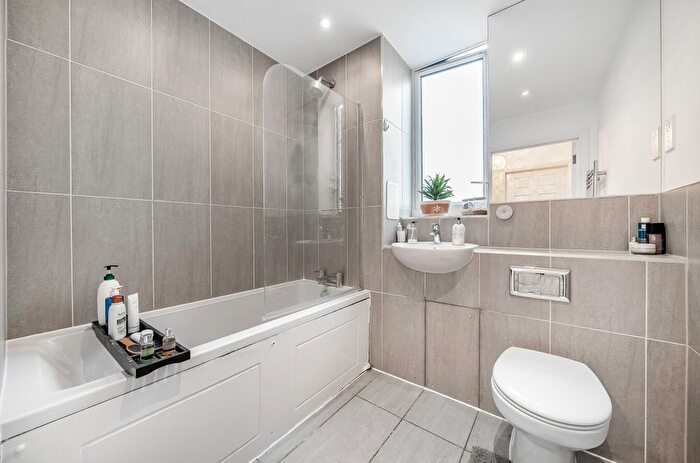 2 Bedroom Flat For Sale In Motte Lane, Ebbsfleet Valley, Swanscombe, DA10