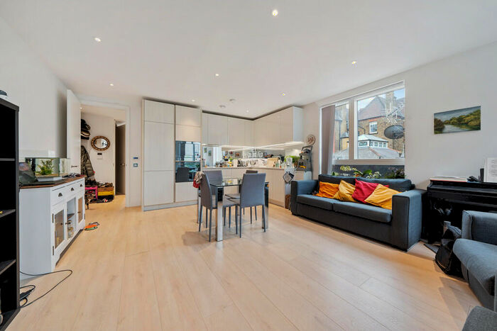 2 Bedroom Apartment To Rent In Hamlet Court Smithfield Square, N8