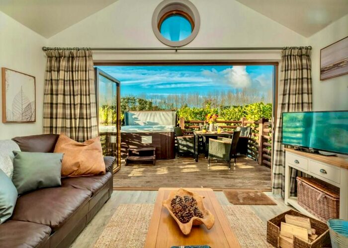 2 Bedroom Mobile/park Home For Sale In Chestnut Drive, Willow Pastures Country Park, Hull Road, Skirlaugh, Hull, HU11