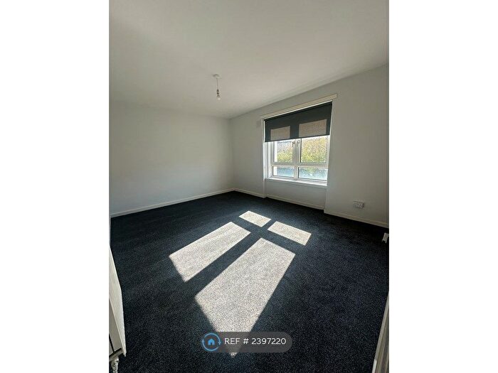 3 Bedroom Flat To Rent In Barmulloch Road, Glasgow, G21