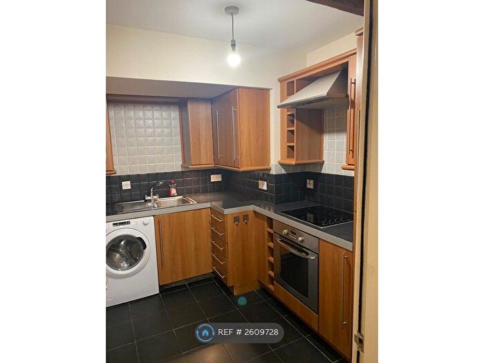 1 Bedroom Flat To Rent In Wellington Road, Dewsbury, WF13