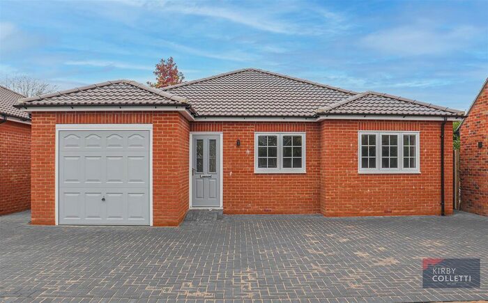 2 Bedroom Detached Bungalow To Rent In Churchfields Lane, Broxbourne, EN10