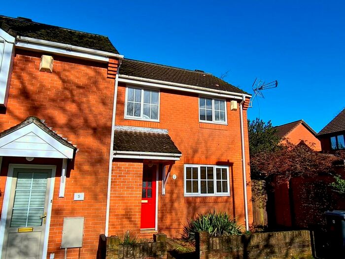 2 Bedroom Semi-Detached House To Rent In Beacon Close, Southampton, SO16