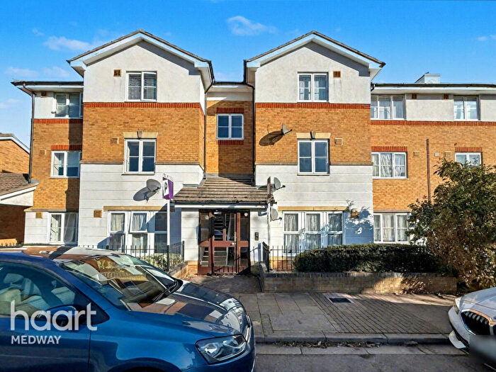 2 Bedroom Flat For Sale In Windsor Road, Gillingham, ME7