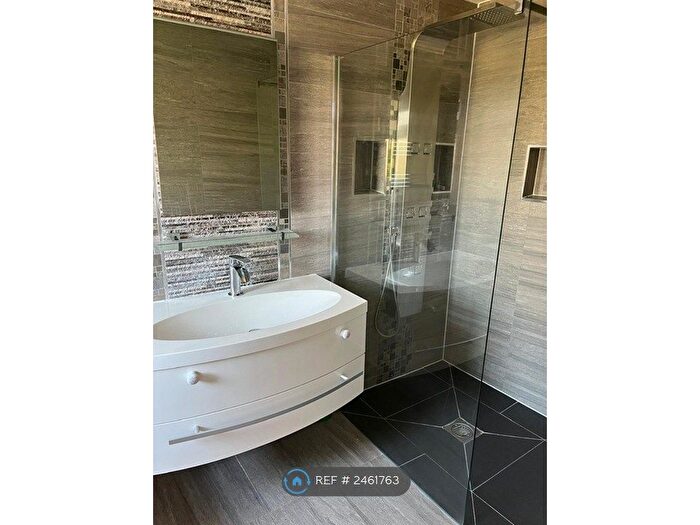 5 Bedroom Semi-Detached House To Rent In Harefield Road, London, SW16