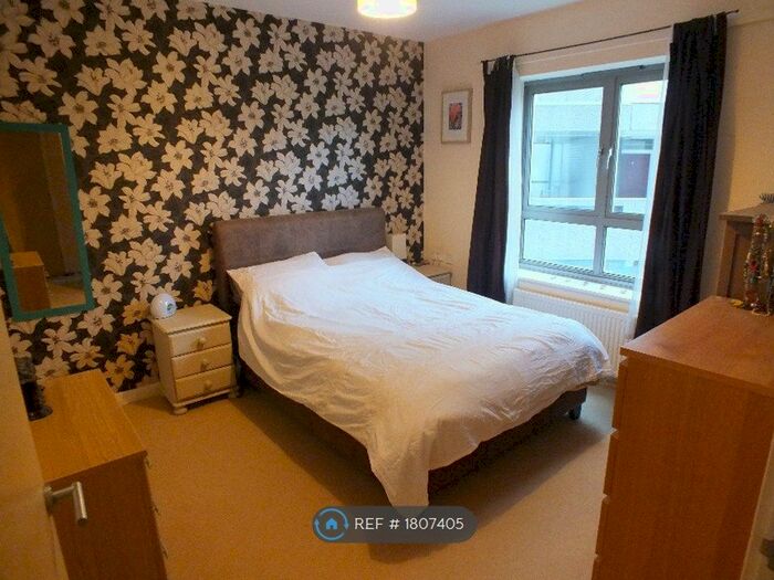 1 Bedroom Flat To Rent In Winstanley Road, Battersea, SW11