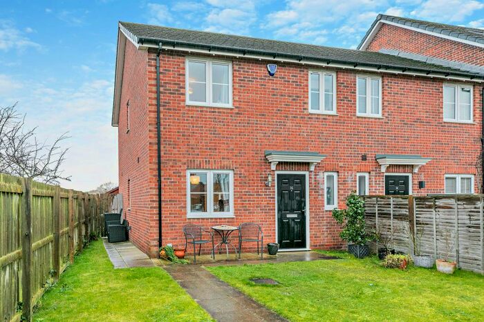 3 Bedroom Semi-Detached House To Rent In Old Riverview, Castleford, West Yorkshire, WF10