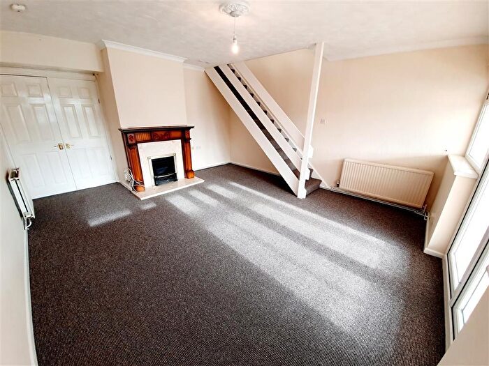 3 Bedroom Town House To Rent In Harper Avenue, Burton-On-Trent, DE13