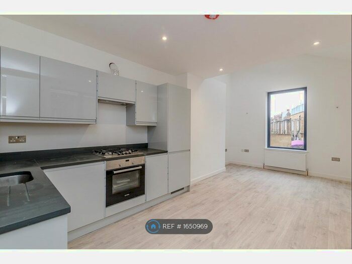 2 Bedroom Flat To Rent In Garratt Lane, London, SW18