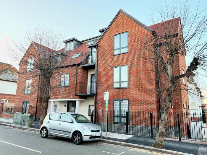 2 Bedroom Apartment To Rent In Golders Green Road, London, NW11