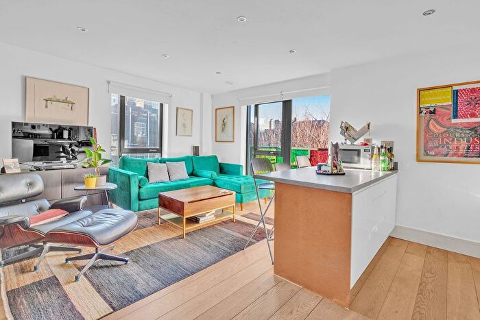 2 Bedroom Flat To Rent In Bicyle Mews, London, SW4