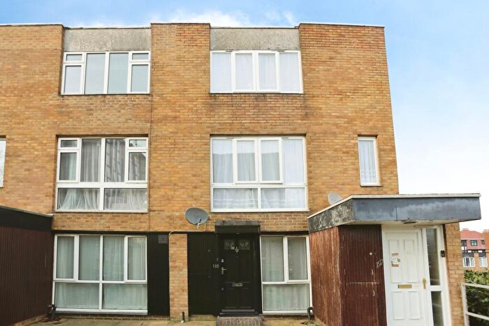 2 Bedroom Maisonette For Sale In Turnpike Link, Croydon, CR0