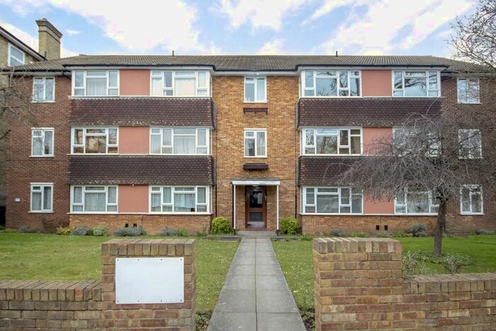 1 Bedroom Flat To Rent In Surbiton Hill Park, Surbiton, KT5
