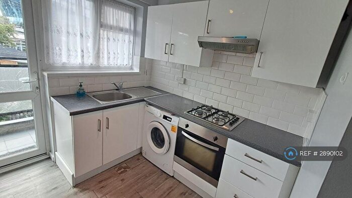 2 Bedroom Flat To Rent In Park Lane Close, London, N17