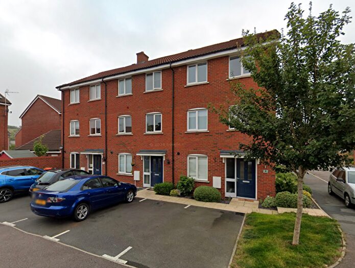 4 Bedroom Town House To Rent In Goodhart Crescent, Dunstable, Bedfordshire, LU6