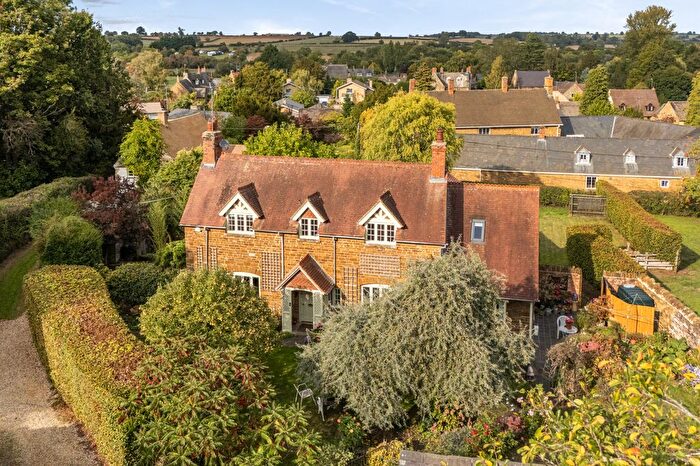 4 Bedroom Detached House For Sale In Banbury Road, Chacombe, OX17