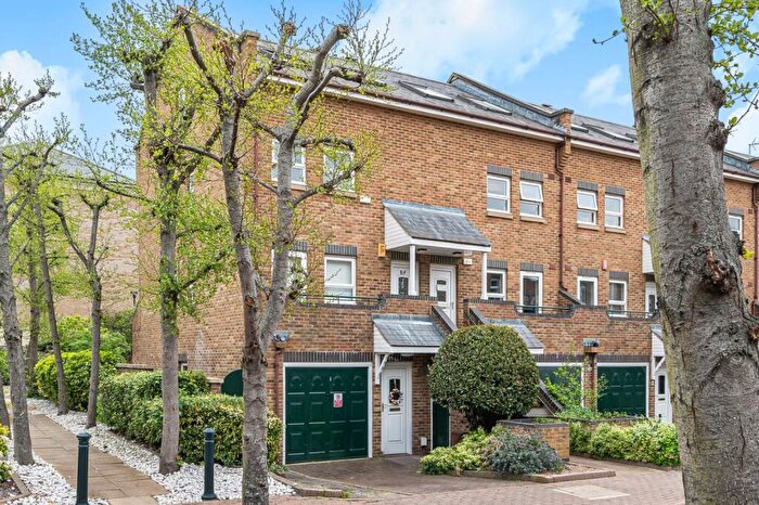 2 Bedroom Maisonette For Sale In Schooner Close, Cubitt Town, E14