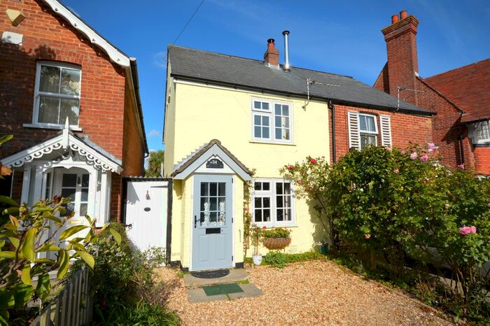 2 Bedroom Cottage To Rent In North Street, Pennington, Lymington, Hampshire, SO41