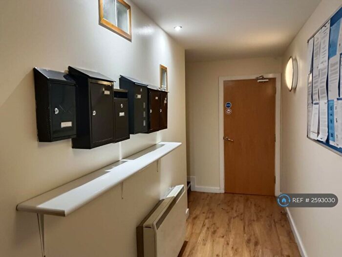 2 Bedroom Flat To Rent In Central, Sale, M33