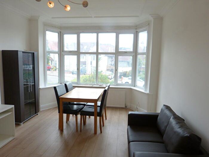 2 Bedroom Flat To Rent In The Vale, London, NW11