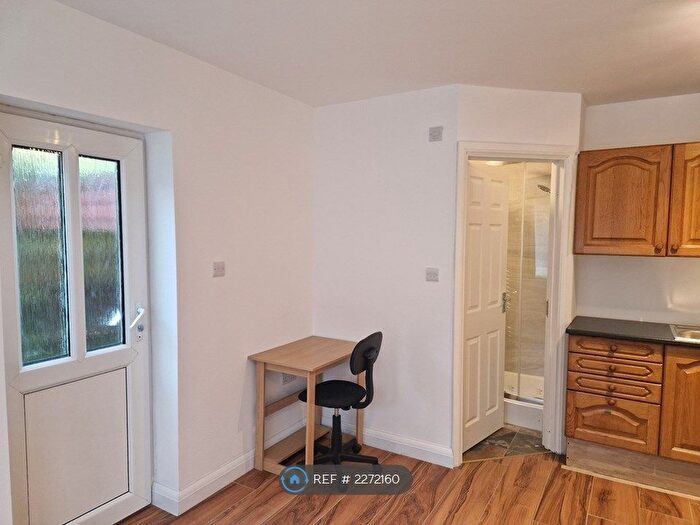 Studio To Rent In Hersham, Walton-On-Thames, KT12