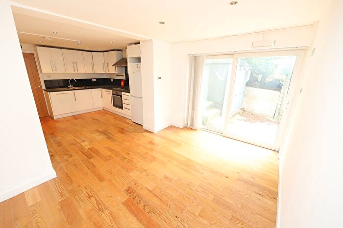 3 Bedroom Flat To Rent In Woodstock Avenue, Golders Green, NW11