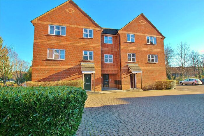 2 Bedroom Flat To Rent In Wey View Court, Walnut Tree Close, Guildford, Surrey, GU1