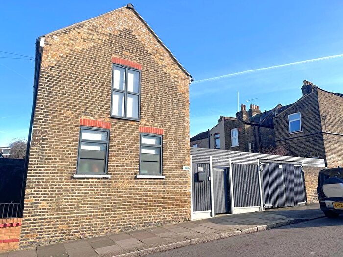 4 Bedroom Detached House To Rent In Buntingbridge Road, Ilford, IG2