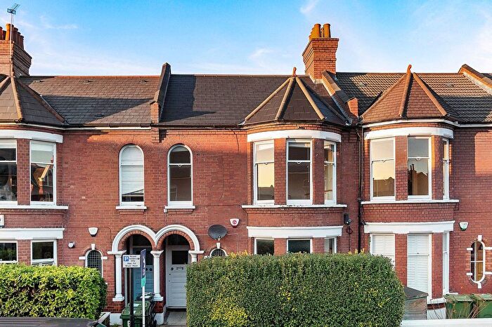 2 Bedroom Flat For Sale In Burnbury Road, Balham, London, SW12