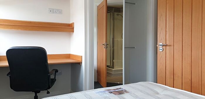 3 Bedroom Flat To Rent In Flat, Lord Tennyson House, Rasen Lane, LN1