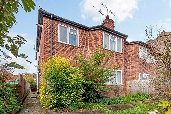 1 Bedroom Maisonette For Sale In Dartmouth Road, Hendon, London, NW4