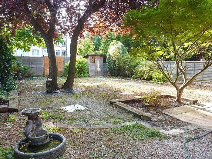 2 Bedroom Flat For Sale In Cumberland Close, St Margarets, Twickenham, TW1