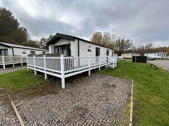 2 Bedroom Mobile Home For Sale In Essex Road, Hoddesdon, EN11