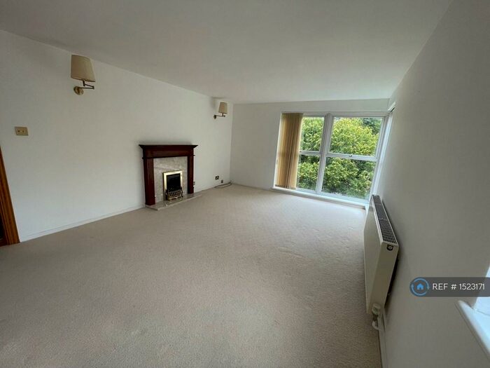 2 Bedroom Flat To Rent In Park House, Sidcup, DA14