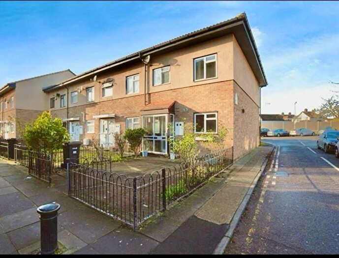 3 Bedroom End Of Terrace House To Rent In Tiptree Crescent, Ilford, IG5