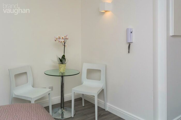 Flat To Rent In St Annes House, Buckingham Place, Brighton, BN1