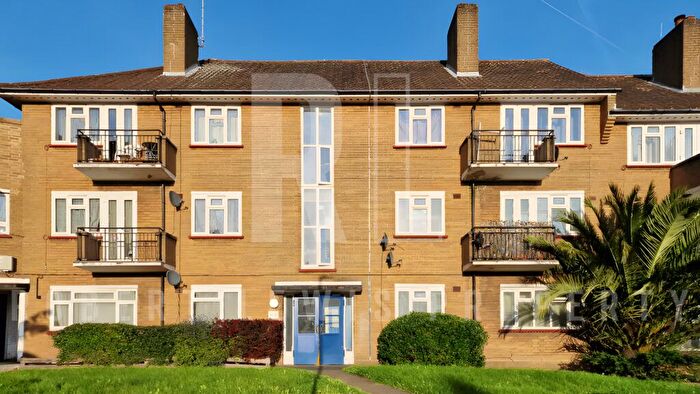 2 Bedroom Flat To Rent In Basing Way, London, N3