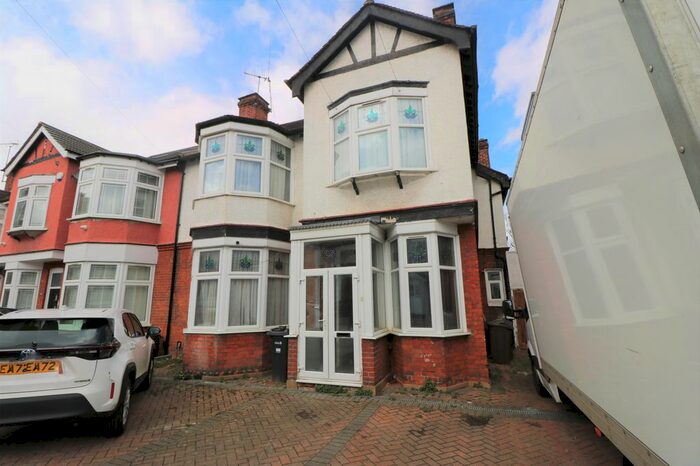 5 Bedroom Terraced House To Rent In Park Avenue, Ilford, Essex, IG1