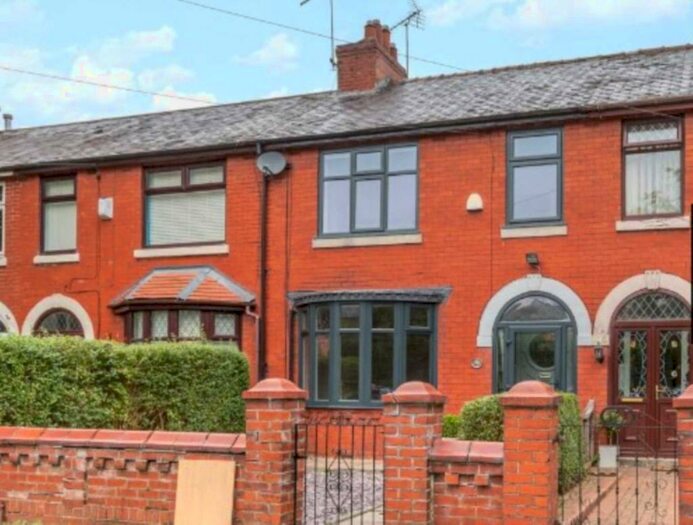 3 Bedroom Town House To Rent In Fir Bank Mews, Royton, OL2