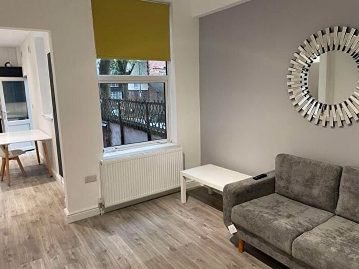 6 Bedroom Semi-Detached House To Rent In Rolleston Drive, Nottingham, NG7