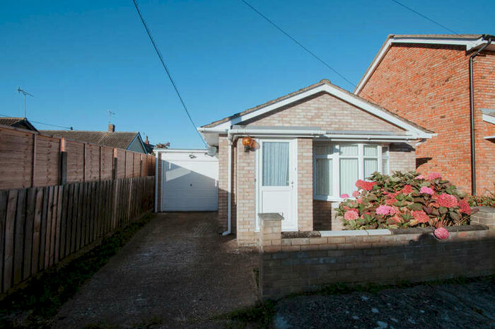 1 Bedroom Detached Bungalow To Rent In Bulow Avenue, Canvey Island, Essex, SS8