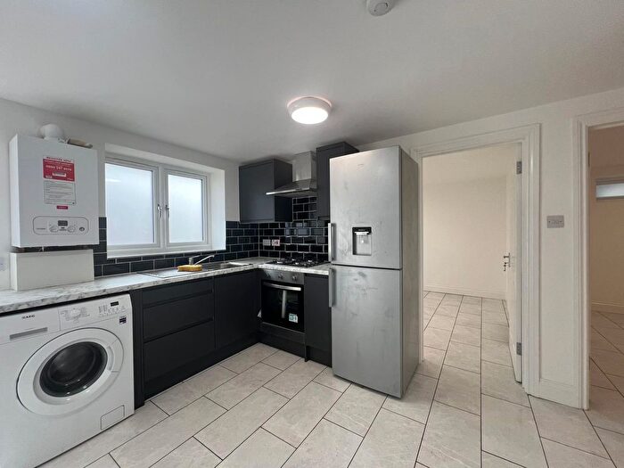 3 Bedroom Flat To Rent In Eleanor Garden, D, RM8