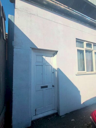 Studio To Rent In Bowes Road, London, N11