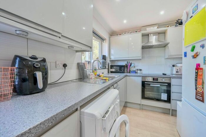 3 Bedroom Flat To Rent In Cecil Road, Acton, London, W3